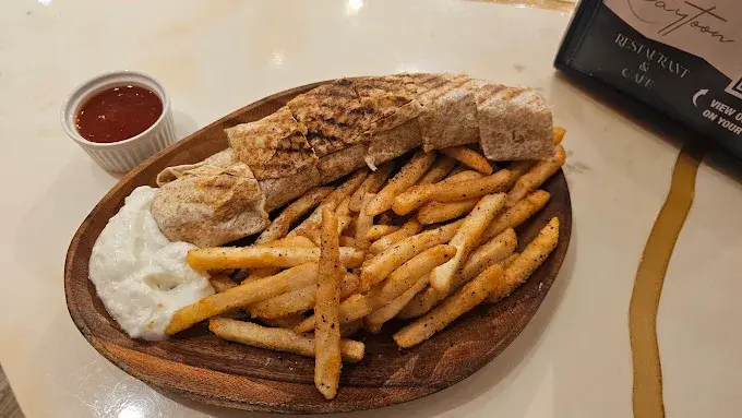 Zaytoon Restaurant and Cafe serving Elm Park Winnipeg with authentic Middle Eastern food